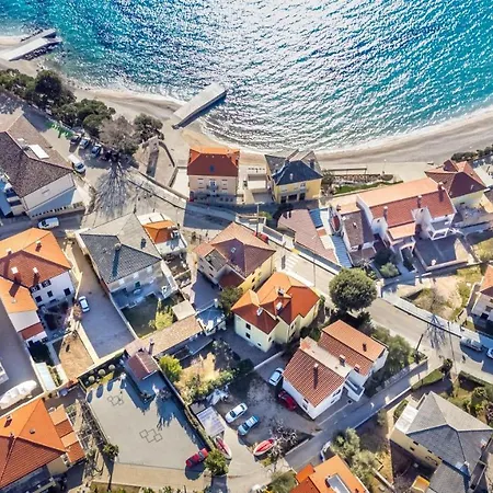 Happy Center Baška